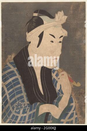 Bust portrait of Matsumoto Koshiro IV. The actor Matsumoto Koshiro IV in the role of the fishman Sakanaya Gorobei, with pipe in left hand; Against dark gray mica background. Scene from the Katakiuchi Noriaibanashi play, raised in the Kiri-Za in 1794. Stock Photo