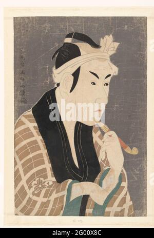 Bust portrait of Matsumoto Koshiro IV. The actor Matsumoto Koshiro IV in the role of the fishman Sakanaya Gorobei, with pipe in left hand; Against dark gray mica background. Scene from the Katakiuchi Noriaibanashi play, raised in the Kiri-Za in 1794. Stock Photo