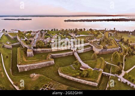 FRANCE - GIRONDE - 33 - BLAYE: PANORAMIC VIEW OF THE CITADEL FROM THE EAST. IN THE FOREGROUND, THE ROYAL GATE. LEFT, THE COUVENT DES MINIMES. IN THE B Stock Photo