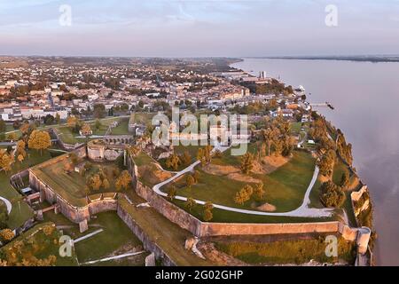FRANCE - GIRONDE - 33 - BLAYE: GENERAL VIEW OF THE CITADEL FROM THE NORTH. IN THE BACKGROUND LEFT, THE CITY CENTER. IN THE BACKGROUND AT THE CENTER, T Stock Photo