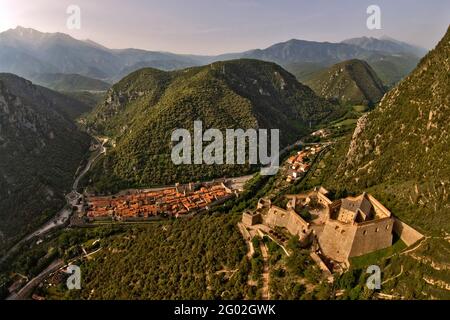 FRANCE - PYRENEES ORIENTALES - 66 - VILLEFRANCHE DE CONFLENT : GENERAL VIEW OF THE VALLEY OF THE TET FROM THE EAST, WITH THE FORT LIBERIA (VAUBAN) IN Stock Photo