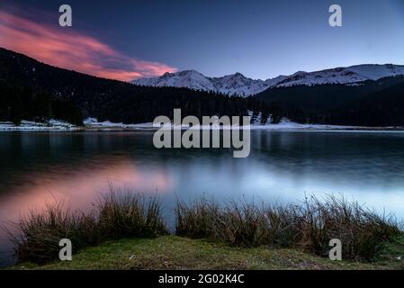 Lac de Payolle lake in a winter sunset (Midi-Pyrénées, Occitania, France) ESP: Lac de Payolle en un atardecer de invierno (Midi-Pyrénées, Occitanie) Stock Photo