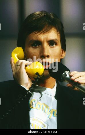 ZDF-Hitparade, Musiksendung, Deutschland 1969 - 2000, Sendung von 1989, Moderator Viktor Worms am Telefon Stock Photo