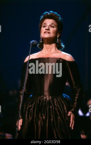 Agnes Baltsa, griechische Opernsängerin, Mezzosopranistin, Auftritt, 1998. Agnes Balta, Greek Opera singer, mezzo-soprano, performance 1998. Stock Photo