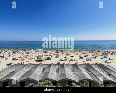 Poole, UK. 31st May, 2021. Bournemouth, UK. Monday 31 May 2021. Thousands of people flock to Bournemouth beach on a sunny bank holiday in May. Credit: Thomas Faull/Alamy Live News Stock Photo