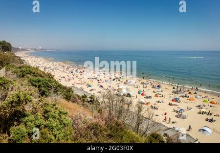 Poole, UK. 31st May, 2021. Bournemouth, UK. Monday 31 May 2021. Thousands of people flock to Bournemouth beach on a sunny bank holiday in May. Credit: Thomas Faull/Alamy Live News Stock Photo