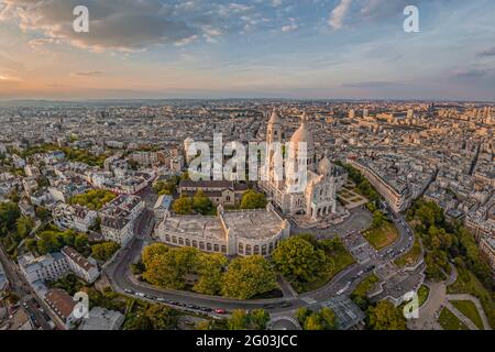 FRANCE - PARIS (75) - THE MONTMARTRE HILL AND THE SACRE COEUR BASILICA SEEN FROM THE SOUTH. IN THE BACKGROUND, THE NORTHERN SUBURBS OF PARIS AND THE P Stock Photo