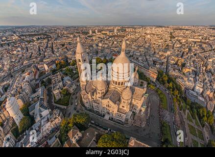 FRANCE - PARIS (75) - THE MONTMARTRE HILL AND THE SACRE COEUR BASILICA SEEN FROM THE SOUTH EAST. LOCATED AT THE TOP OF THE MONTMARTRE HILL, THE SACRE- Stock Photo