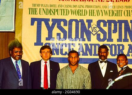 Press conference for Mike Tyson vs. Michael Spinks heavyweight championship title fight where Tyson won in 91 seconds in the first round.(L-R) Don King,Donald Trump, Mike Tyson, Michael Spinkx, Butch Lewis. Stock Photo