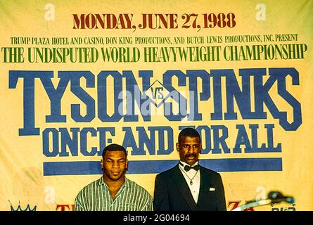 Press conference for Mike Tyson vs. Michael Spinks heavyweight championship title fight where Tyson won in 91 seconds in the first round. Stock Photo