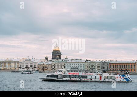 Saint-Petersburg, Russia, 22 August 2020: Motor ship 'Moscow' sails with tourists on the Neva River. St. Isaac's Cathedral. Stock Photo