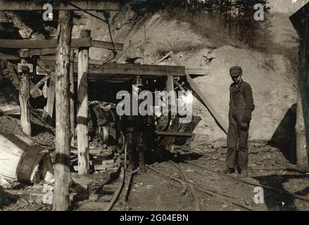 Child Labour: A 12/13 year old greaser and coupler at Cross Mountain coal mine in Knoxville Tennessee Stock Photo