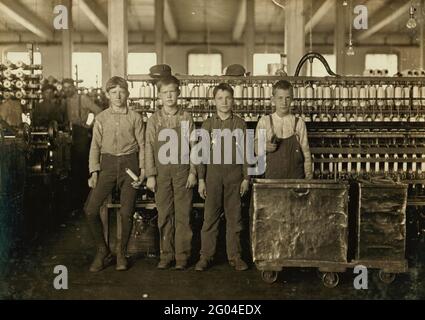 Child Labour: Four young boys working as doffers in a North Carolina cotton mill Stock Photo
