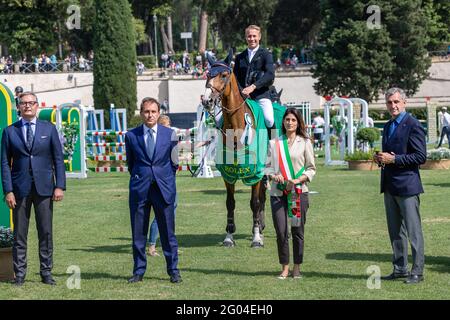Rome, Italy. 30th May, 2021. The winner of the Rolex Grand Prix Rome at 88th CSIO 5 * Master D'Inzeo David Will with (from left) Stefan Muller - Rolex Italia General Manager, Vito Cozzoli - President and CEO 'Sport e Salute', Virginia Raggi - Mayor of Rome and Marco di Paola - President of the FISE. (Photo by Gennaro Leonardi/Pacific Press/Sipa USA) Credit: Sipa USA/Alamy Live News Stock Photo