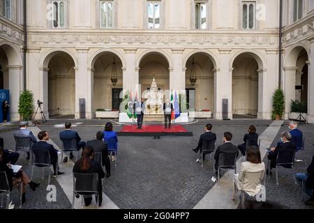 Rome, Italy. 31st May 2021. (210531) -- ROME, May 31, 2021 (Xinhua) -- Italian Prime Minister Mario Draghi (R, Rear) and Libyan Prime Minister Abdul Hamid Dbeibah (L, Rear) attend a joint press conference in Rome, Italy, on May 31, 2021. Italy and Libya will work together on illegal immigration and renewable energies, Draghi and Dbeibah told reporters at the joint press conference after meeting here on Monday. (Pool via Xinhua) Credit: Xinhua/Alamy Live News Stock Photo