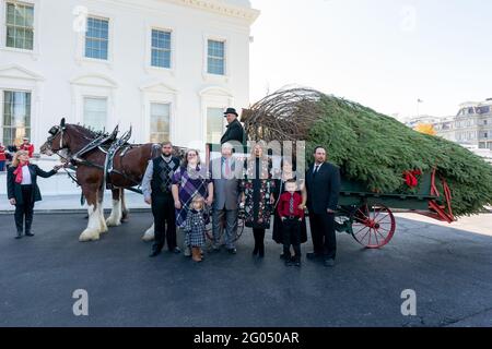 First Lady Melania Trump poses for a photo with Larry Snyder, of Mahantongo Valley Farms in Pennsylvania, and his family in front of the White House Christmas Tree Monday, Nov. 19, 2018, at the North Portico of the White House. Snyder’s family won the 2019 National Tree Association contest to have their tree placed in the Blue Room of the White House Stock Photo