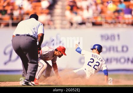 Los Angeles baseball player Brett Butler watches as teammates give high  fives at home plate -- Please credit photographer Kirk Schlea Stock Photo -  Alamy