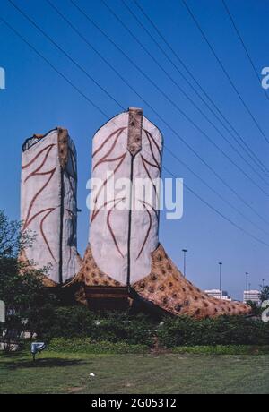 Roadside Attractions In Texas: World's Largest Cowboy Boots