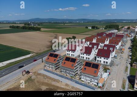 Nieder Erlenbach, Germany. 31st May, 2021. Only a road separates the new housing estate in the Frankfurt district of Nieder-Erlenbach from the farmland, while the Taunus Mountains can be seen in the background (aerial photograph taken with a drone). Experts are critical of the development of grassland in Hesse. (to dpa 'Land consumption in Hesse') Credit: Boris Roessler/dpa/Alamy Live News Stock Photo