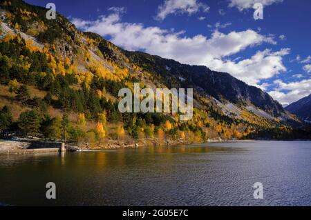 Aiguamòg reservoir in autumn (Aran Valley, Catalonia, Spain, Pyrenees) ESP: Embalse  de Aiguamòg en otoño (Valle de Arán, Cataluña, España, Pirineos) Stock Photo