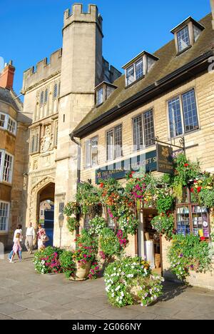 National Trust gift shop and Penniless Porch Gate, Market Place, Wells, Somerset, England, United Kingdom Stock Photo
