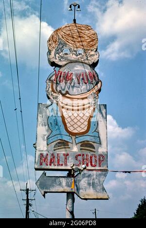 1980s America -  Yum Yum Malt Shop Drive-in sign, Bossier City, Louisiana 1982 Stock Photo