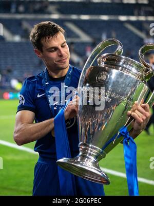 Ryal Quay, UK. 29th May, 2021. Csar Azpilicueta of Chelsea with the winners trophy following the UEFA Champions League Final match between Manchester City and Chelsea at The Est‡dio do Drag‹o, Porto, Portugal on 29 May 2021. Photo by Andy Rowland. Credit: PRiME Media Images/Alamy Live News Stock Photo