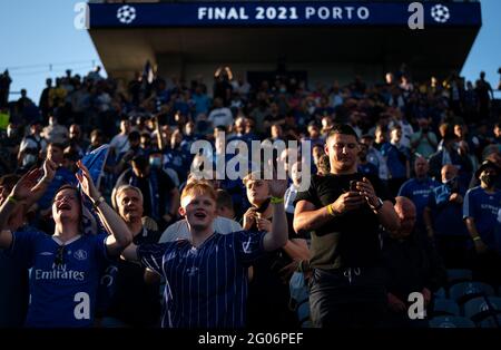 Ryal Quay, UK. 29th May, 2021. Chelsea supporters ahead of the UEFA Champions League Final match between Manchester City and Chelsea at The Est‡dio do Drag‹o, Porto, Portugal on 29 May 2021. Photo by Andy Rowland. Credit: PRiME Media Images/Alamy Live News Stock Photo