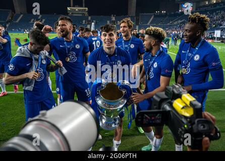 Ryal Quay, UK. 29th May, 2021. Kai Havertz of Chelsea & teammates with the winners trophy during the UEFA Champions League Final match between Manchester City and Chelsea at The Estádio do Dragão, Porto, Portugal on 29 May 2021. Photo by Andy Rowland. Credit: PRiME Media Images/Alamy Live News Stock Photo