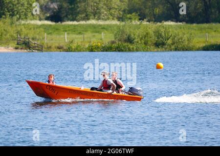 Ashford, Kent, UK. 01 Jun, 2021. UK Weather: Conningbrook lakes where people can come and enjoy the park and learn how to sail and paddle board. Photo Credit: Paul Lawrenson /Alamy Live News Stock Photo