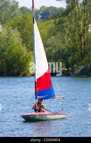 Ashford, Kent, UK. 01 Jun, 2021. UK Weather: Conningbrook lakes where people can come and enjoy the park and learn how to sail and paddle board. Photo Credit: Paul Lawrenson /Alamy Live News Stock Photo