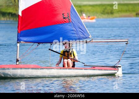 Ashford, Kent, UK. 01 Jun, 2021. UK Weather: Conningbrook lakes where people can come and enjoy the park and learn how to sail and paddle board. Photo Credit: Paul Lawrenson /Alamy Live News Stock Photo