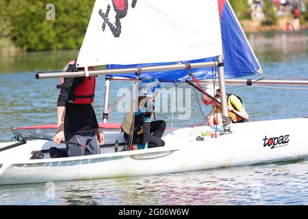 Ashford, Kent, UK. 01 Jun, 2021. UK Weather: Conningbrook lakes where people can come and enjoy the park and learn how to sail and paddle board. Photo Credit: Paul Lawrenson /Alamy Live News Stock Photo