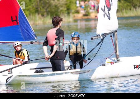 Ashford, Kent, UK. 01 Jun, 2021. UK Weather: Conningbrook lakes where people can come and enjoy the park and learn how to sail and paddle board. Photo Credit: Paul Lawrenson /Alamy Live News Stock Photo