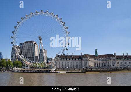 London, United Kingdom. 1st June 2021. Clear blue sky over the London Eye as the heatwave continues in England. (Credit: Vuk Valcic / Alamy Live News) Stock Photo