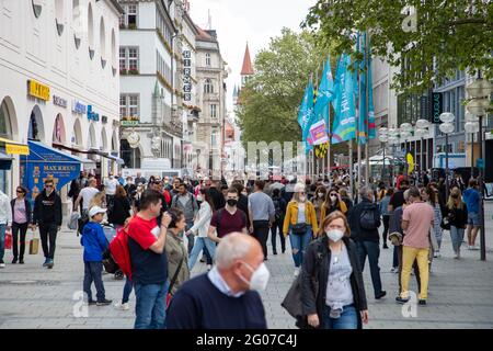 Munich, Germany. 29th May, 2021. Menschen gehen in der Fußgängerzone einkaufen. Die 7-Tage-Inzidenz ist in München am 1.6.2021 stabil unter 50. Geschäfte und Museen können ohne Terminvereinbarung öffnen. - People go shopping in the Munich pedestrian zone. The seven day incidence in Munich, Germany is regularly under 50 on June 1st, 2021. As the score stays stable, Museums, shops and other facilities can open without an appointment. (Photo by Alexander Pohl/Sipa USA) Credit: Sipa USA/Alamy Live News Stock Photo