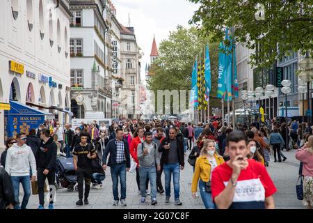 Munich, Germany. 29th May, 2021. Menschen gehen in der Fußgängerzone einkaufen. Die 7-Tage-Inzidenz ist in München am 1.6.2021 stabil unter 50. Geschäfte und Museen können ohne Terminvereinbarung öffnen. - People go shopping in the Munich pedestrian zone. The seven day incidence in Munich, Germany is regularly under 50 on June 1st, 2021. As the score stays stable, Museums, shops and other facilities can open without an appointment. (Photo by Alexander Pohl/Sipa USA) Credit: Sipa USA/Alamy Live News Stock Photo