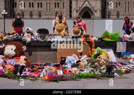 Ottawa, Canada. June 1st, 2021. Members of First Nations communities perform a ceremony in memory of the 215 children found buried at a former Kamloops, British Colombia residential school at a memorial in front of the Canadian Parliament. Credit: meanderingemu/Alamy Live News Stock Photo