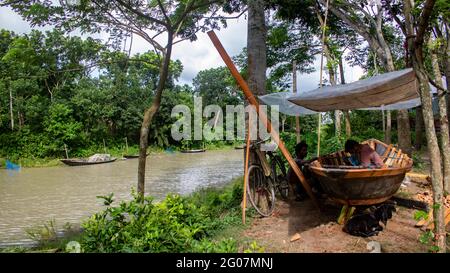 Bikaya village is on the banks of Chatra river. Thana: Pangsha, District: Rajbari. Bangladesh. 6 July 2020. It is a tributary of the Kushtia Gorai. Stock Photo