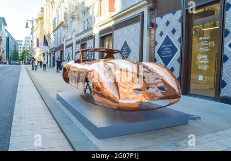 London, United Kingdom. 1st June 2021. 'Ferrari 250 GTO' by Anthony James (2021) in Bond Street. The Mayfair Sculpture Trail is an outdoor exhibition in Central London's Mayfair area, which showcases new sculptures as well as permanent public artworks in the area. It takes place 2 - 27 June 2021. (Credit: Vuk Valcic / Alamy Live News) Stock Photo