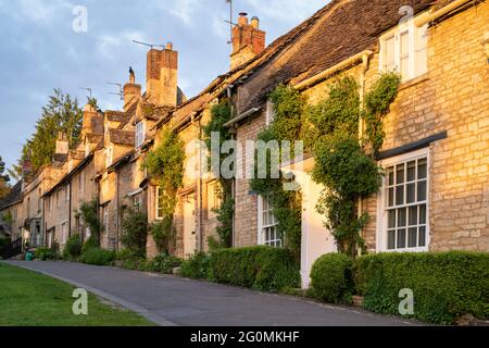 Cotswold Cottages on the hill in Burford in the spring at sunrise. Burford, Cotswolds, Oxfordshire, England Stock Photo