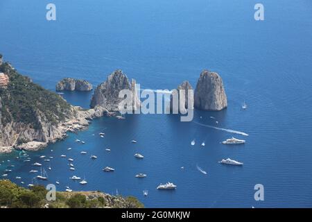 I Faraglioni di Capri (Italia) fotografati dalla vetta del Monte Solaro Stock Photo