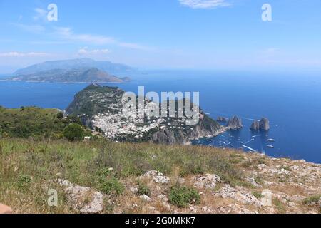 I Faraglioni di Capri (Italia) fotografati dalla vetta del Monte Solaro Stock Photo