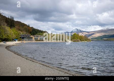 The Lodge on The Loch hotel at Luss, with the snowy peak of Ben Lomond in the background Stock Photo