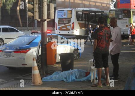 June 2, 2021, Rio de Janeiro, Rio de Janeiro, Brasil: (INT) DEATH OF A WOMAN IN THE PORT AREA OF RIO DE JANEIRO. June 2, 2021, Rio de Janeiro, Brazil: A woman died on Tuesday night at a bus stop on Avenida Rio de Janeiro, in Caju, Rio's Port Zone, after becoming ill. That was when the family drama of the 42-year-old general services assistant Cristiane Pedro Gomes began. In addition to dealing with the pain of the loss, the relatives spent more than 12 hours trying with public agencies to remove her body, which was only carried out at 9 am on Wednesday. According to the widower, Alexandre Grac Stock Photo