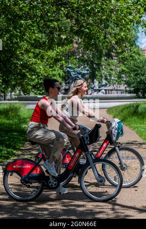 London, UK. 2nd June, 2021. The sun appears and the weather is now warm after a period of unseonably cold and wet. People come out to enjoy it and in Hyde Park London. Credit: Guy Bell/Alamy Live News Stock Photo