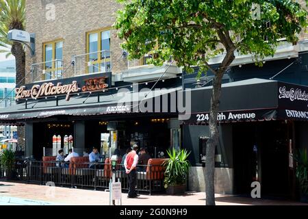 People dining at Lou and Mickeys at the Gaslamp on Fifth Ave in San Diego, CA Stock Photo