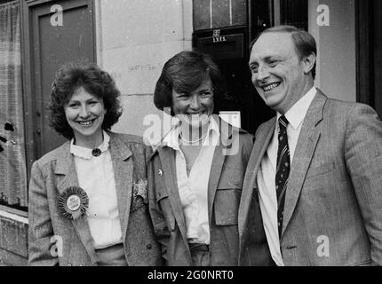 LABOUR LEADER NEIL KINNOCK WIFE GLYNNIS AND PORTSMOUTH SOUTH LABOUR CANDIDATE FOR THE 1984 BY ELECTION SALLY THOMAS. PIC MIKE WALKER, 1984 Stock Photo