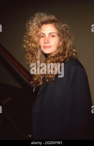 JULIA ROBERTS 1989 Credit: Ralph Dominguez/MediaPunch Stock Photo - Alamy