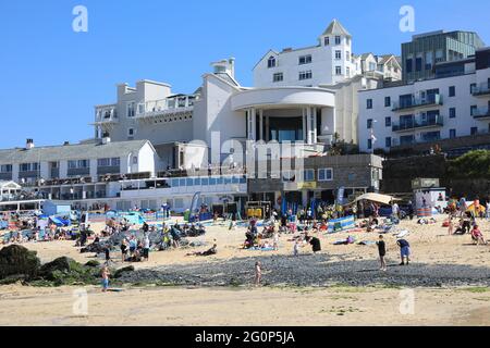 Tate St Ives on popular Porthmeor beach, in Cornwall, UK Stock Photo